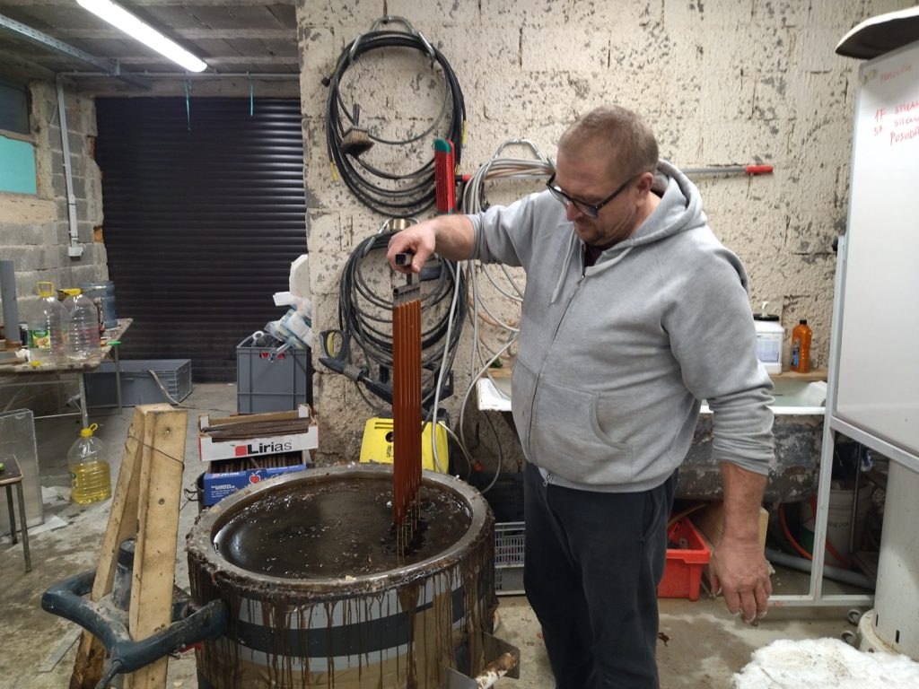 Borut Kamšek med izdelavo voščenih tulcev za ulivanje brona