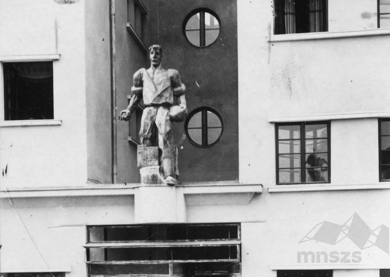 Fotografija kipa Sejalec iz časnika Slovenec