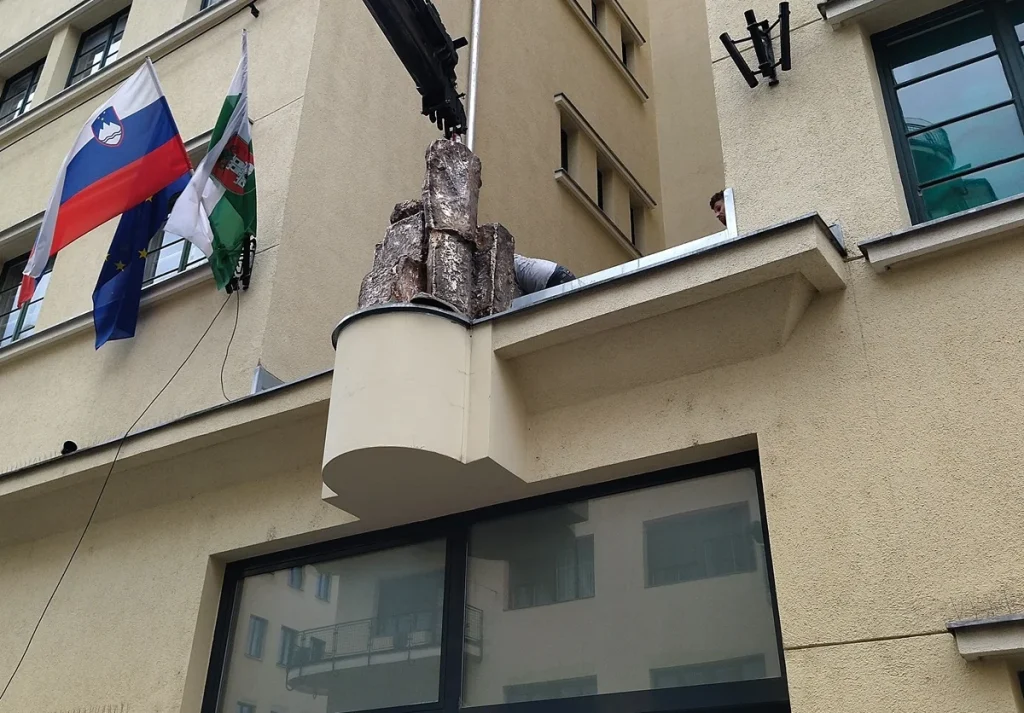Spodnji del kipa Sejalec
